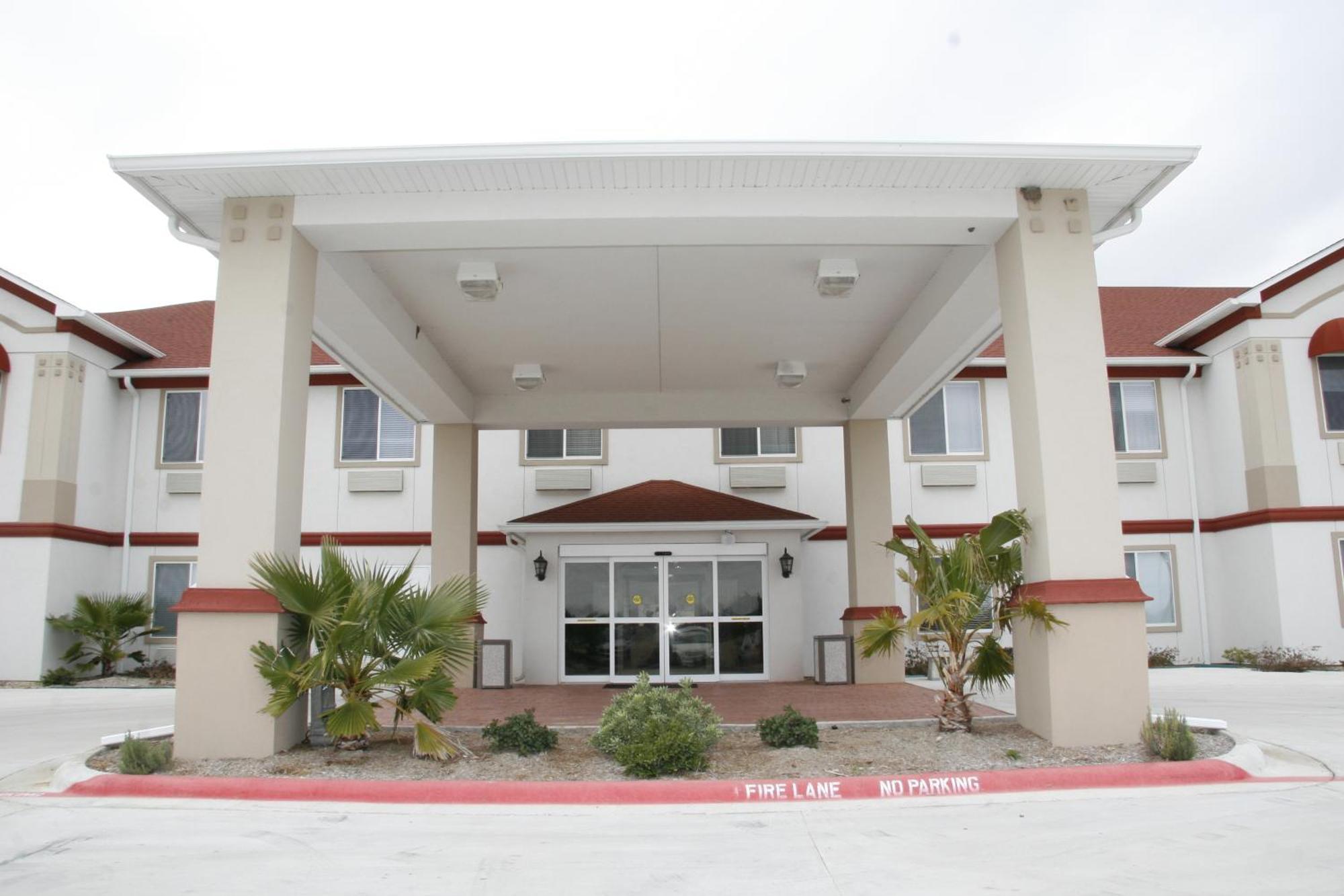 Budget Host Inn And Suites Cameron エクステリア 写真